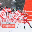 Johannes Lamparter (AUT) hat genug Zeit, mit der Fahne einzulaufen.