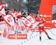 Johannes Lamparter (AUT) hat genug Zeit, mit der Fahne einzulaufen.