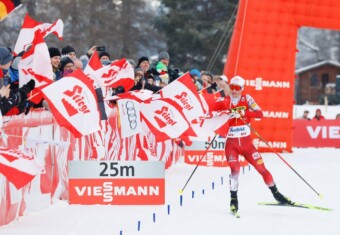 Johannes Lamparter (AUT) hat genug Zeit, mit der Fahne einzulaufen.