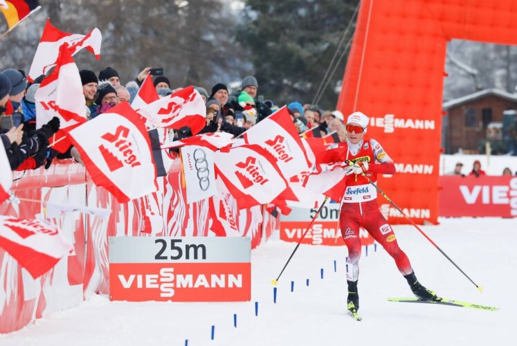 Johannes Lamparter (AUT) hat genug Zeit, mit der Fahne einzulaufen.