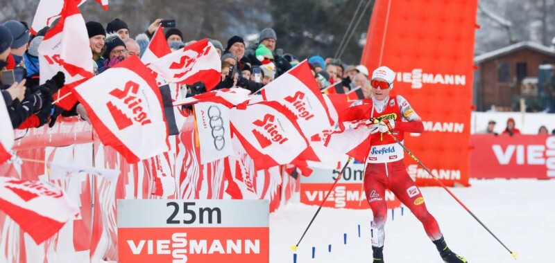 Johannes Lamparter (AUT) hat genug Zeit, mit der Fahne einzulaufen.