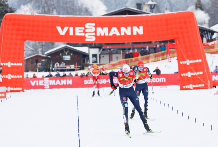 Vinzenz Geiger (GER) kommt vor Julian Schmid ins Ziel.