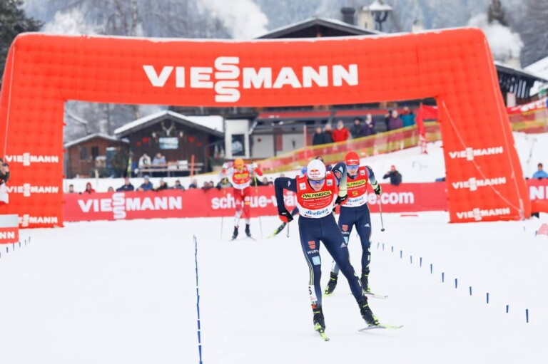 Vinzenz Geiger (GER) kommt vor Julian Schmid ins Ziel.