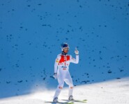 Johannes Lamparter (AUT) geht nach dem Sprung in Führung.
