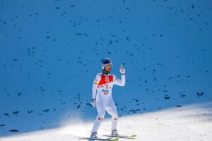 Johannes Lamparter (AUT) geht nach dem Sprung in Führung.