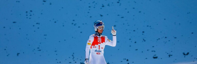 Johannes Lamparter (AUT) geht nach dem Sprung in Führung.