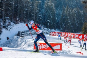 Vinzenz Geiger (GER) wird von der Verfolgergruppe eingeholt.