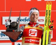 Johannes Lamparter (AUT) stemmt die Triple-Trophäe.