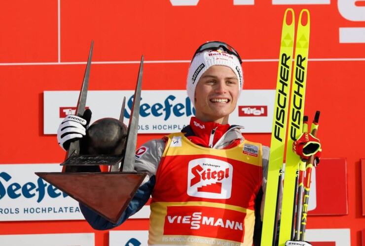 Johannes Lamparter (AUT) stemmt die Triple-Trophäe.