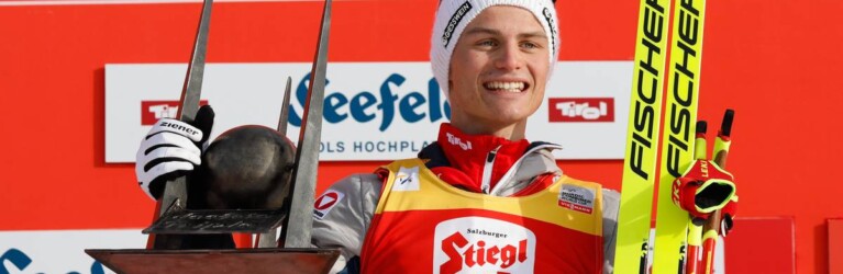 Johannes Lamparter (AUT) stemmt die Triple-Trophäe.