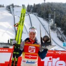 Johannes Lamparter (AUT) stemmt die Triple-Trophäe.