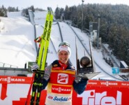 Johannes Lamparter (AUT) stemmt die Triple-Trophäe.