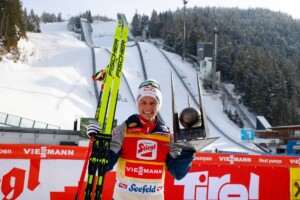 Johannes Lamparter (AUT) stemmt die Triple-Trophäe.