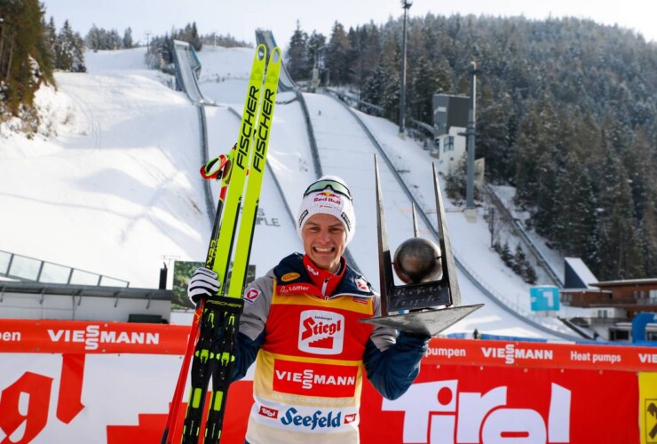 Johannes Lamparter (AUT) stemmt die Triple-Trophäe.