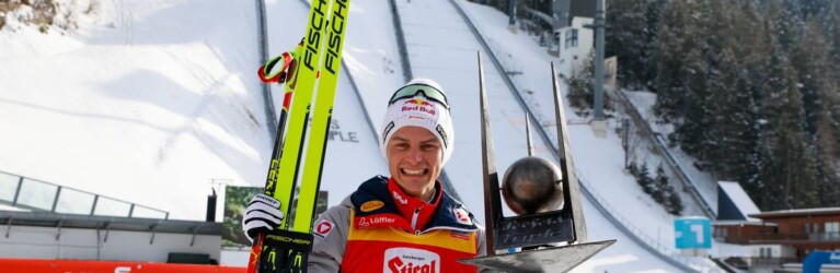 Johannes Lamparter (AUT) stemmt die Triple-Trophäe.