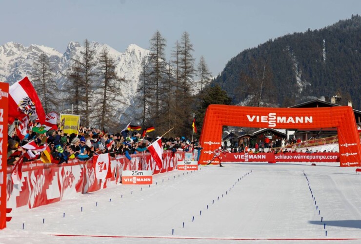 Johannes Lamparter (AUT) hat genug Zeit, sich eine Flagge mitzunehmen.