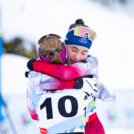 Elisa Deubler (AUT) wird von ihrer Teamkollegin umarmt.