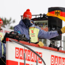 Sprungtrainer Heinz Kuttin (AUT) winkt einen DSV-Athleten ab.