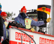 Sprungtrainer Heinz Kuttin (AUT) winkt einen DSV-Athleten ab.