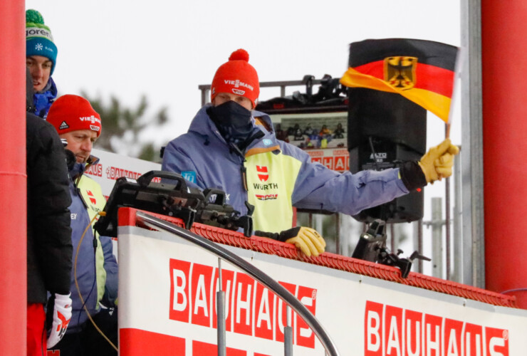 Sprungtrainer Heinz Kuttin (AUT) winkt einen DSV-Athleten ab.