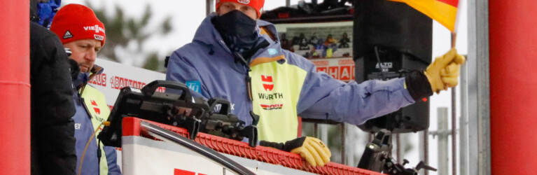 Sprungtrainer Heinz Kuttin (AUT) winkt einen DSV-Athleten ab.