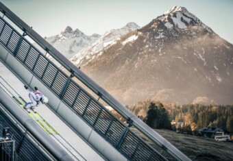 Jarl Magnus Riiber (NOR) springt in Oberstdorf.