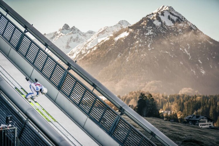 Jarl Magnus Riiber (NOR) springt in Oberstdorf.
