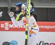 Johannes Lamparter (AUT) liegt bereits nach dem Springen in Führung.