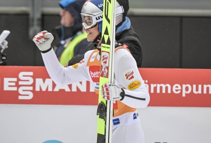 Johannes Lamparter (AUT) liegt bereits nach dem Springen in Führung.