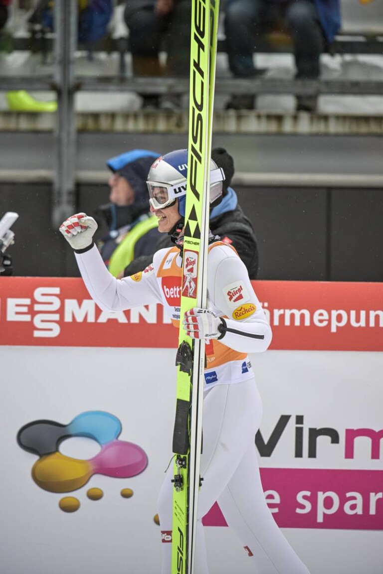 Johannes Lamparter (AUT) liegt bereits nach dem Springen in Führung.