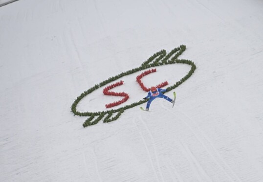 Julian Schmid (GER) springt auf seiner Heimschanze.