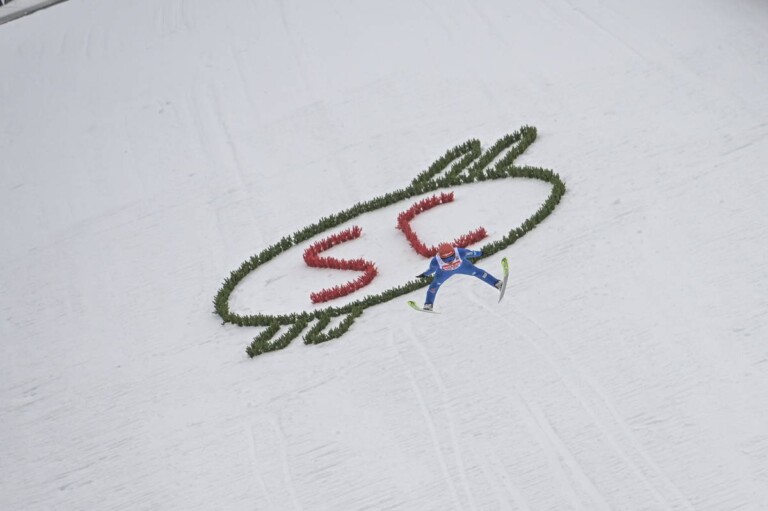 Julian Schmid (GER) springt auf seiner Heimschanze.