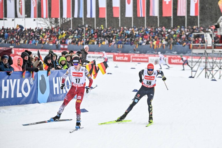 Thomas Rettenegger (AUT), Johannes Rydzek (GER), (l-r) im gut gefüllten Langlaufstadion Im Ried.