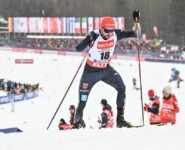 Johannes Rydzek (GER) erklimmt den Egli-Hügel in Oberstdorf.
