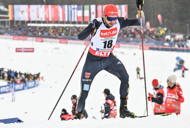 Johannes Rydzek (GER) erklimmt den Egli-Hügel in Oberstdorf.