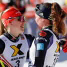 Glückwünsche an Jenny Nowak (GER) von Sophia Maurus (GER), (l-r)