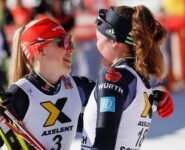 Glückwünsche an Jenny Nowak (GER) von Sophia Maurus (GER), (l-r)