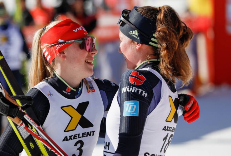 Glückwünsche an Jenny Nowak (GER) von Sophia Maurus (GER), (l-r)