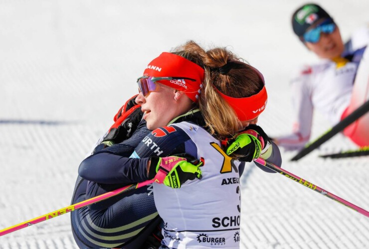 Geteilte FReude ist doppelte Freude: Nathalie Armbruster (GER), Jenny Nowak (GER), (l-r)