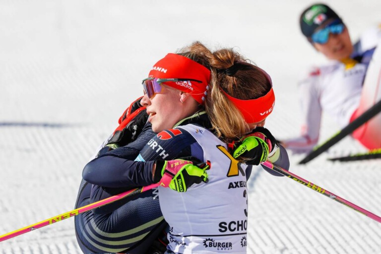 Geteilte FReude ist doppelte Freude: Nathalie Armbruster (GER), Jenny Nowak (GER), (l-r)
