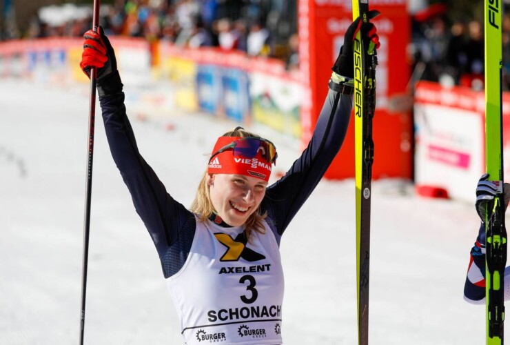 Jenny Nowak (GER) strahlt über ihren ersten Podestplatz im Weltcup.