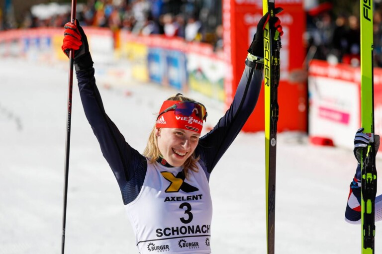 Jenny Nowak (GER) strahlt über ihren ersten Podestplatz im Weltcup.