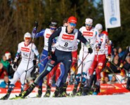 Julian Schmid (GER) führt eine große Laufgruppe an.