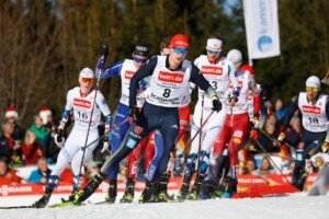 Julian Schmid (GER) führt eine große Laufgruppe an.