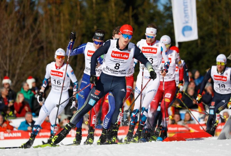 Julian Schmid (GER) führt eine große Laufgruppe an.