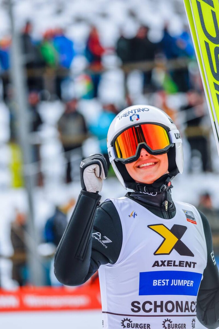 Junioren-Weltmeisterin Annika Sieff (ITA) wird Zweite beim Springen.