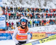 Gyda Westvold Hansen (NOR) gewinnt das Springen bei den Frauen.