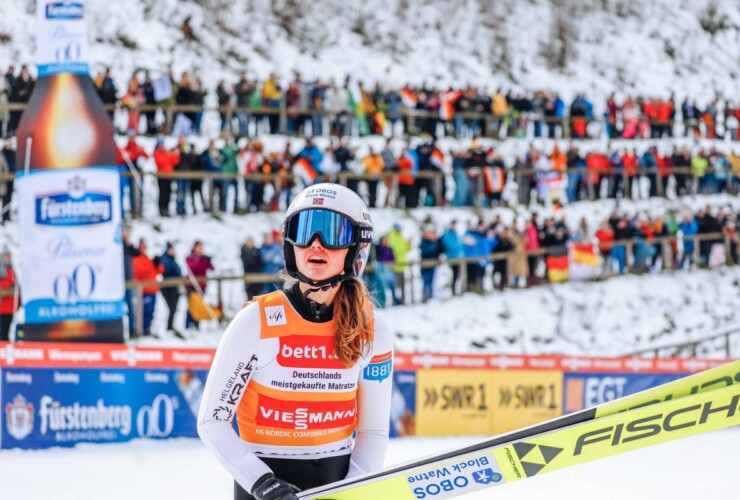 Gyda Westvold Hansen (NOR) gewinnt das Springen bei den Frauen.