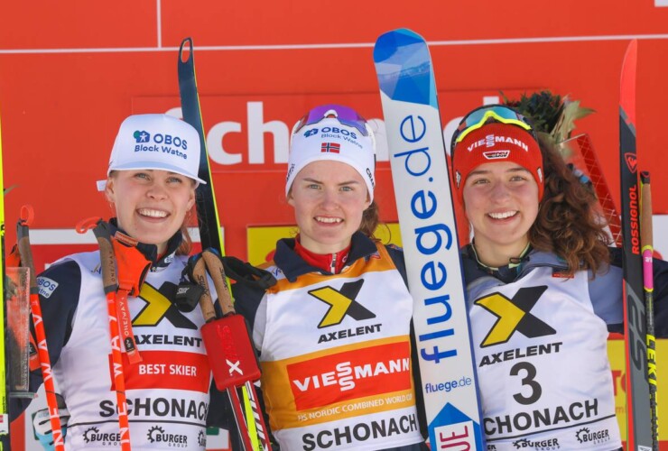 Das Damenpodium: Ida Marie Hagen (NOR), Gyda Westvold Hansen (NOR), Nathalie Armbruster (GER), (l-r)