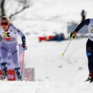 Ida Marie Hagen (NOR) fliegt den Berg hinauf, Nathalie Armbruster (GER), (l-r) kann nur hinterherschauen.